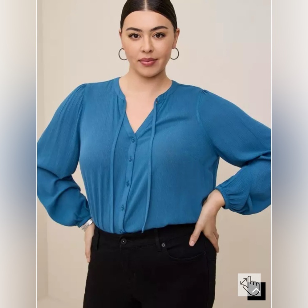 Torrid Crinkle Gauze Button-Front Peasant
Top size 4